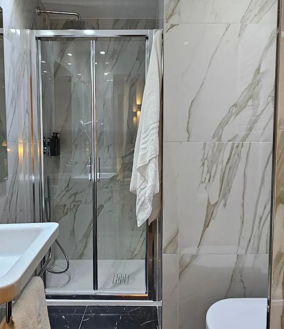 Room Roma Nazionale 0*,