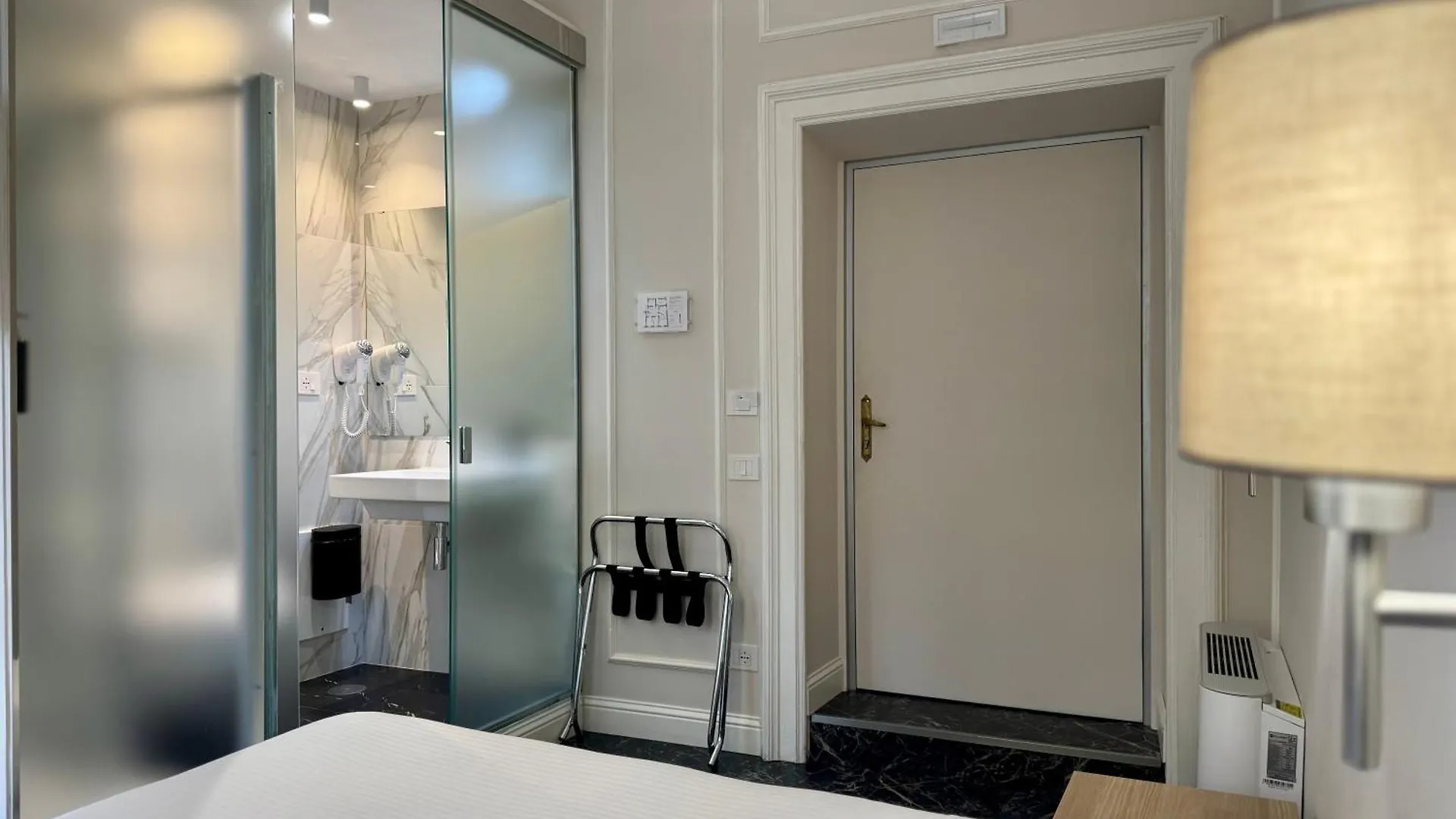 Room Roma Nazionale 0*,