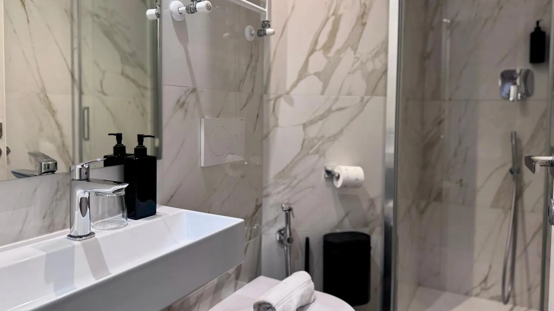 Room Roma Nazionale 0*,