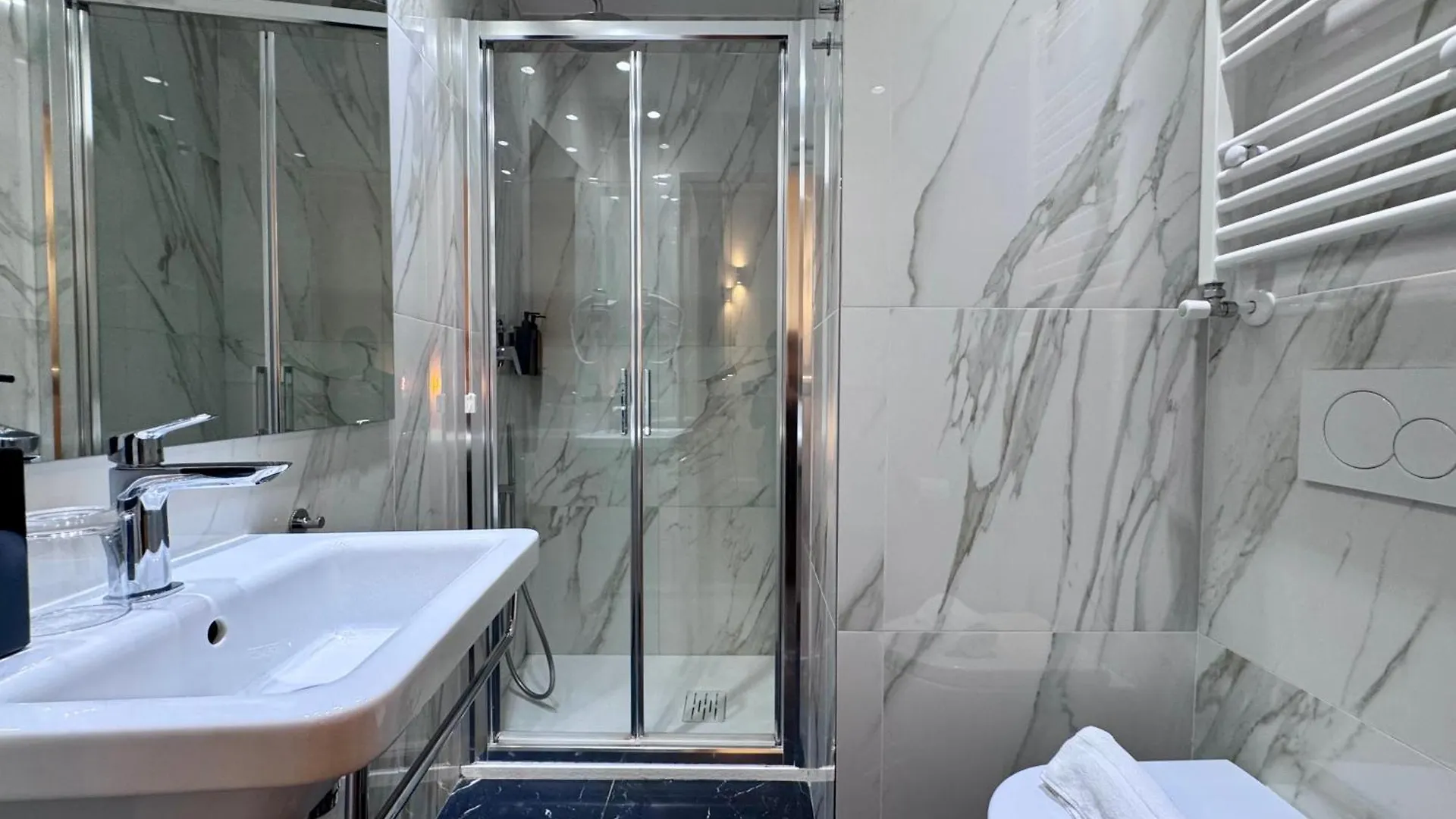 Room Roma Nazionale 0*,